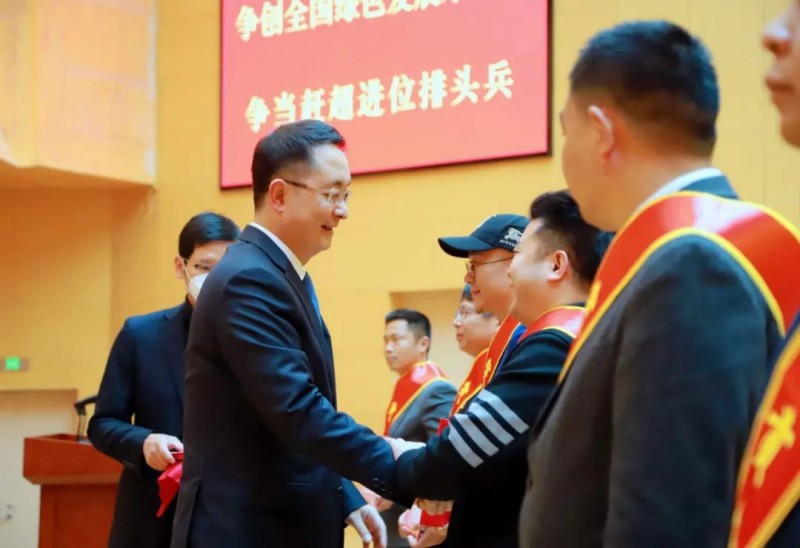 互邦集團董事長在都昌縣經濟高質量發展推進大會中獲得突出貢獻獎