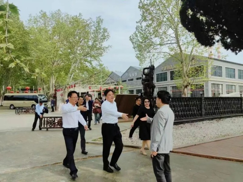 市委常委、江北新區(qū)黨工委書記陸衛(wèi)東等領(lǐng)導(dǎo)蒞臨互邦影視基地指導(dǎo)交流